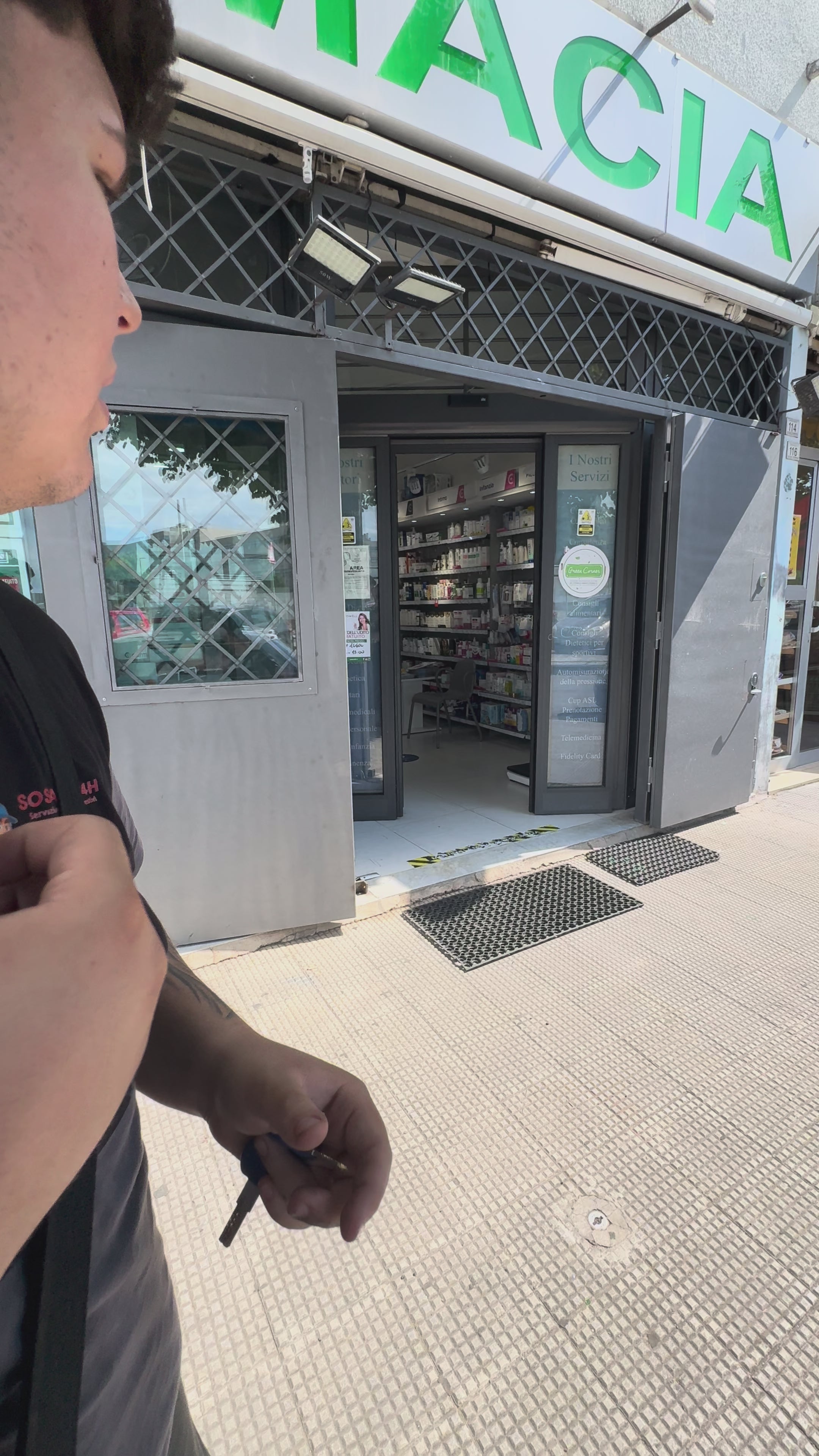 Porta blindata con sistema di sicurezza.